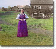Девушка с земляникой. Фотограф С. М. Прокудин-Горский