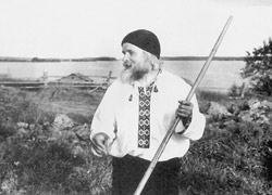 Д. М. Балашов на покосе в деревне Чеболакша. Карельская АССР. 1979 г.