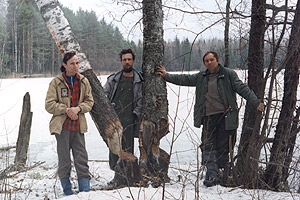 На берегу озера Федюшино по дороге в Рысово. Слева направо: Герман Балашов, Андрей Васильев, Андрей Леонтьев. Фото 1995 г.